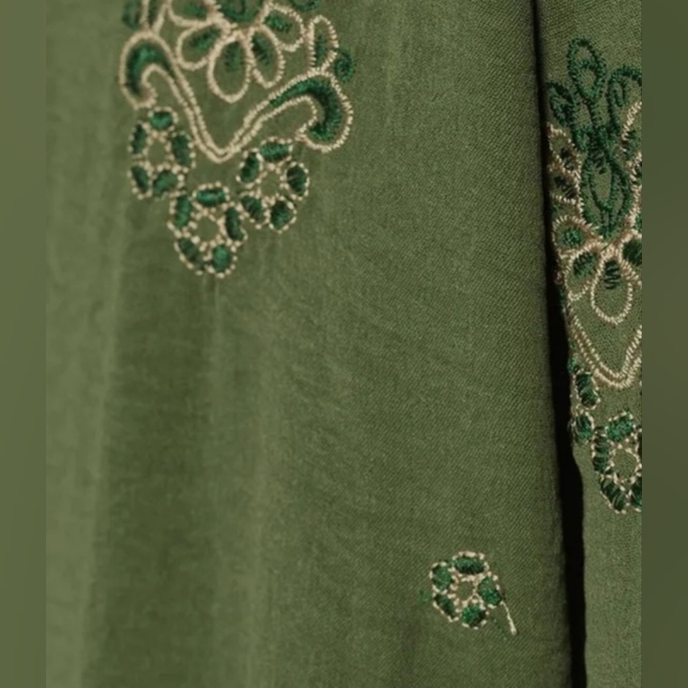 Figueroa & Flower Green Embroidered Spread Collar with Long Roll-Tab Sleeves - Picture 9 of 10